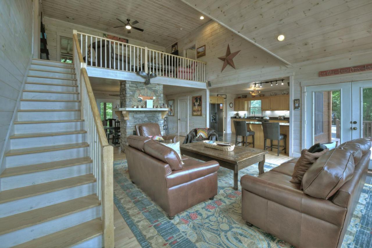Morganton Champagne Chalet - Cuddleupヴィラ エクステリア 写真